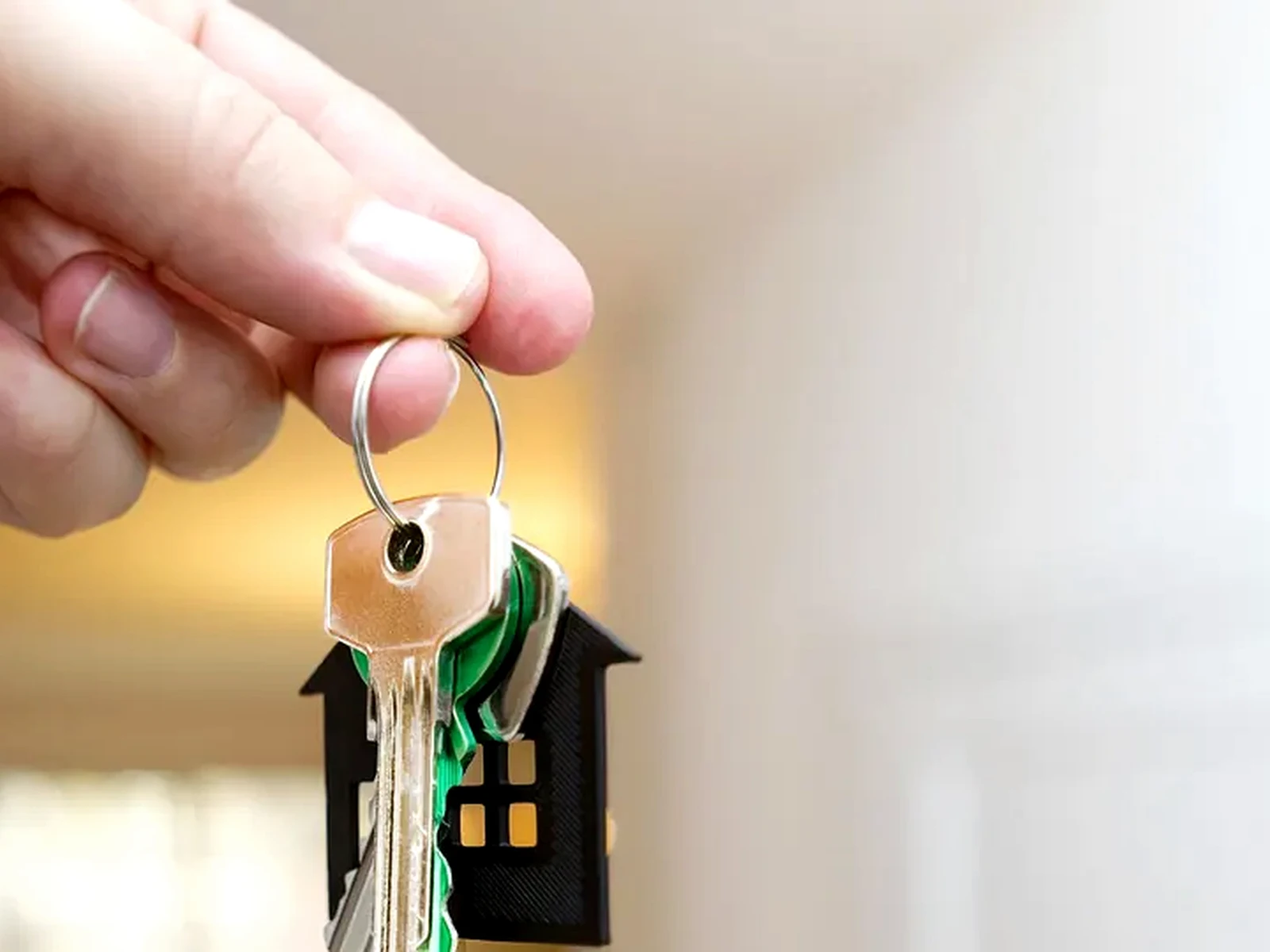 Schlüsselübergabe als Symbol für einen neuen beruflichen und immobilienbezogenen Weg